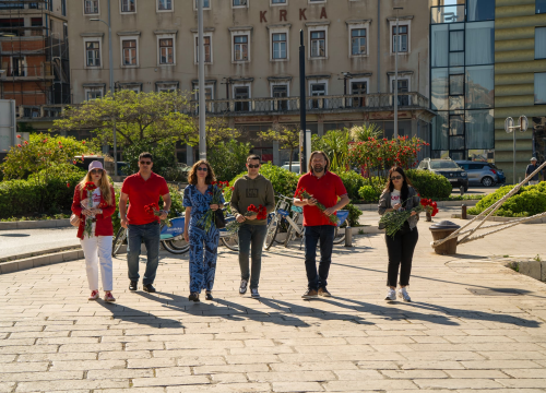 Fotografija 2 - Tonči Restović i Maja Šintić podijelili karanfile radnicima i građanima Šibenika