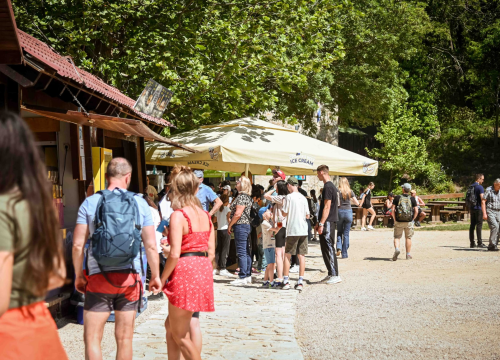 Fotografija 6 - FOTO Uz podjelu fažola obilježen Praznik rada: 'Svim dragim posjetiteljima NP Krka željeli smo danas osigurati ručak'