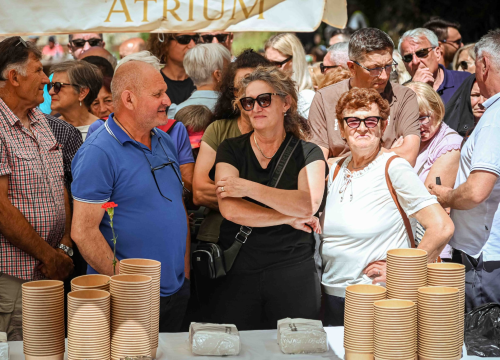 Fotografija 8 - FOTO Uz podjelu fažola obilježen Praznik rada: 'Svim dragim posjetiteljima NP Krka željeli smo danas osigurati ručak'