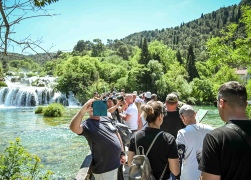 Fotografija 15 - FOTO Podijeljeno 1500 sadnica lavande, mirte i lovora: Akcija ‘Rastemo zajedno’ treću godinu zaredom u NP Krka