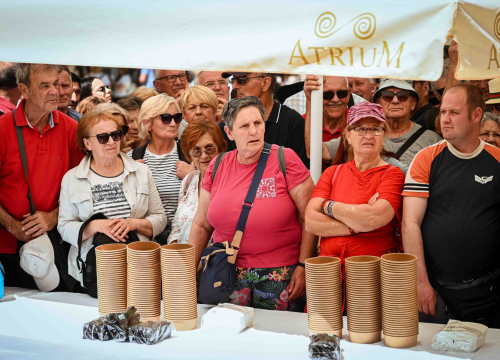 Fotografija 31 - FOTO Uz podjelu fažola obilježen Praznik rada: 'Svim dragim posjetiteljima NP Krka željeli smo danas osigurati ručak'