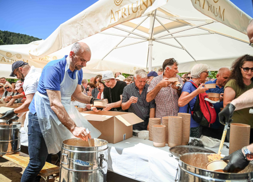 Fotografija 35 - FOTO Uz podjelu fažola obilježen Praznik rada: 'Svim dragim posjetiteljima NP Krka željeli smo danas osigurati ručak'