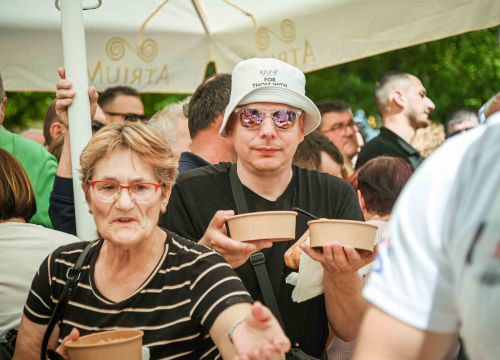 Fotografija 34 - FOTO Uz podjelu fažola obilježen Praznik rada: 'Svim dragim posjetiteljima NP Krka željeli smo danas osigurati ručak'