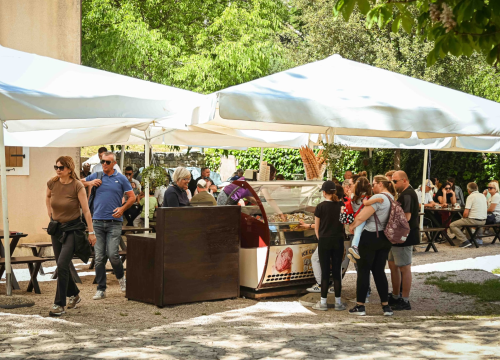 Fotografija 37 - FOTO Uz podjelu fažola obilježen Praznik rada: 'Svim dragim posjetiteljima NP Krka željeli smo danas osigurati ručak'