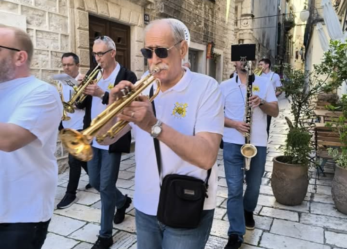 Fotografija 15 - Šibenska narodna glazba budnicom obilježila 1. svibnja, fešte diljem županije