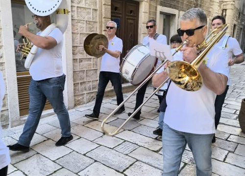 Fotografija 7 - Šibenska narodna glazba budnicom obilježila 1. svibnja, fešte diljem županije