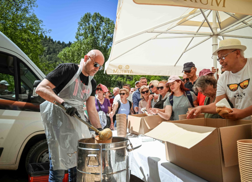 Fotografija 38 - FOTO Uz podjelu fažola obilježen Praznik rada: 'Svim dragim posjetiteljima NP Krka željeli smo danas osigurati ručak'