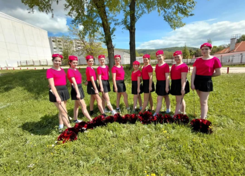 Suradnja s NK DOŠK: Drniške mažoretkinje otvorile proslavu 1. maja i najavile nove nastupe