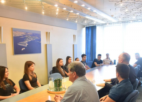 Maturanti Ekonomske škole kod župana Jelića: Upoznavanje s gospodarskim potencijalom županije