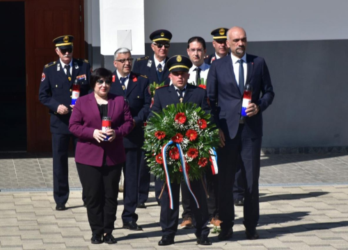 Fotografija 3 - Polaganjem vijenaca obilježen Međunarodni dan vatrogasaca i blagdan sv. Florijana