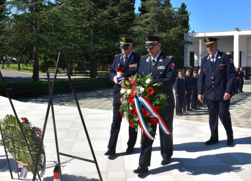 Fotografija 6 - Polaganjem vijenaca obilježen Međunarodni dan vatrogasaca i blagdan sv. Florijana