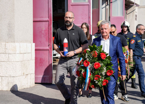 Fotografija 3 - Ispred Vatrogasnog doma odana počast stradalim i preminulim vatrogascima