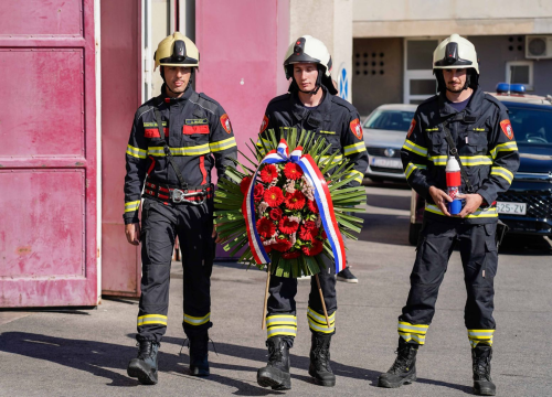 Fotografija 5 - Ispred Vatrogasnog doma odana počast stradalim i preminulim vatrogascima