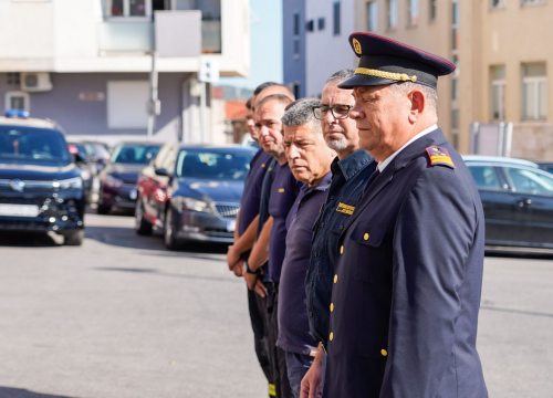 Fotografija 1 - Ispred Vatrogasnog doma odana počast stradalim i preminulim vatrogascima