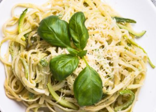 Lagana tjestenina s tikvicama, bosiljkom i limunom