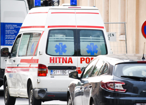 Motociklist (27) zadobio ozljede opasne po život u prometnoj nesreći na Murteru