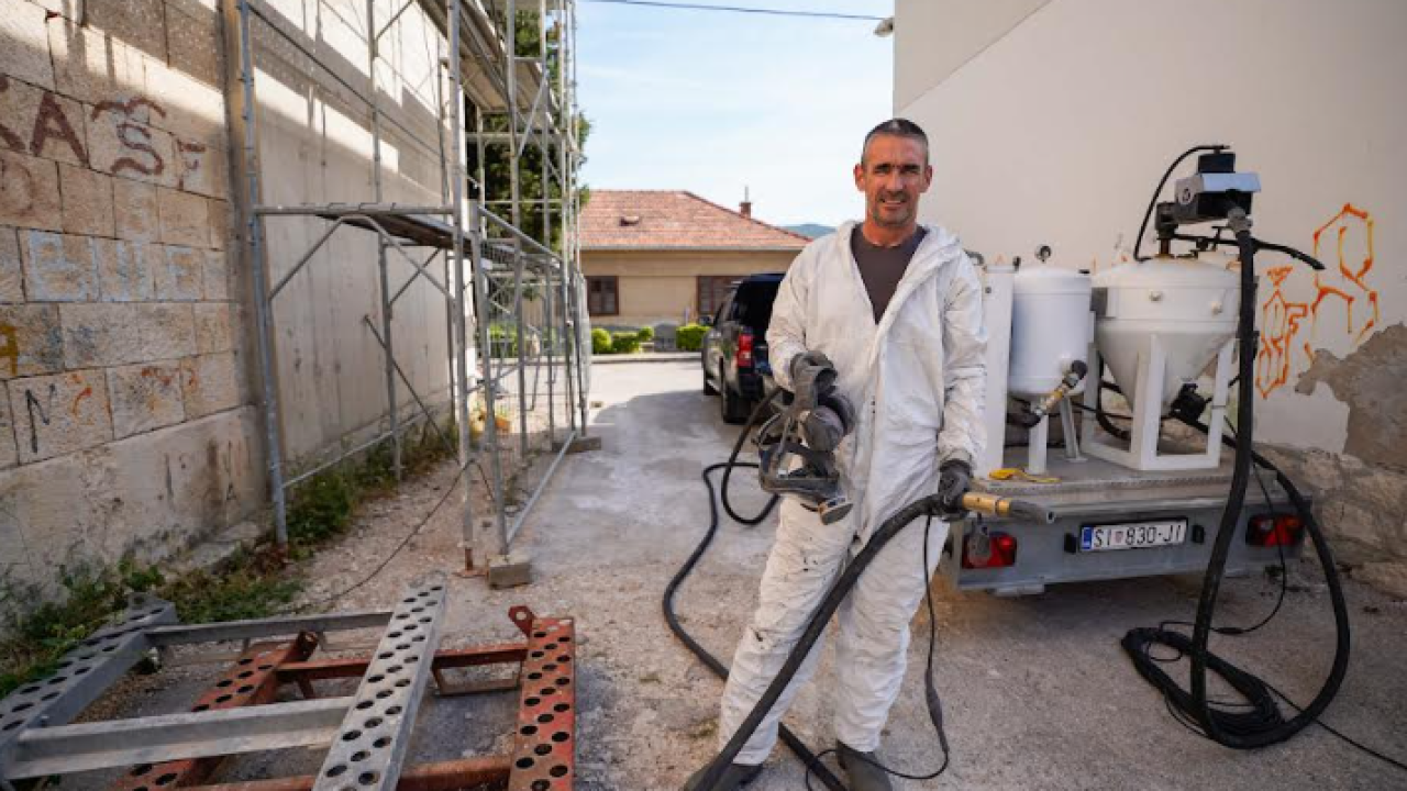 Nakon posjeta roditeljima očistio crkvu od grafita: Evo kako je Ante Muić Mandalinu učinio ljepšom