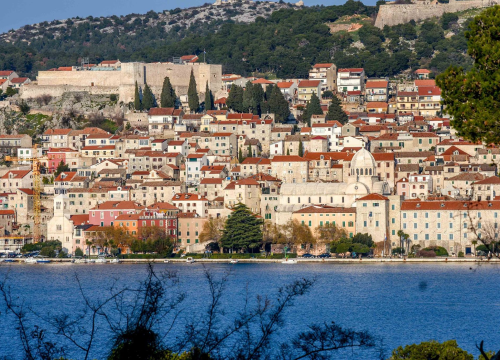 Sunčano uz jaku do olujnu buru