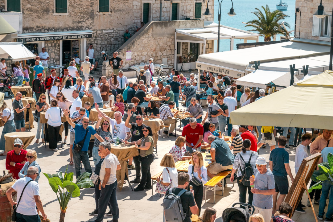 'Taste like...marenda' u Primoštenu: U dobroj hrani i zabavnom programu uživali i domaći i furešti
