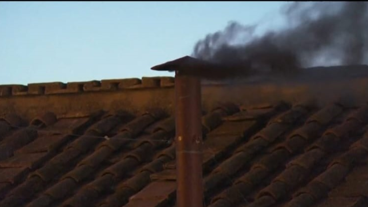 Iz Sikstinske kapele izašao crni dim. Papa nije izabran