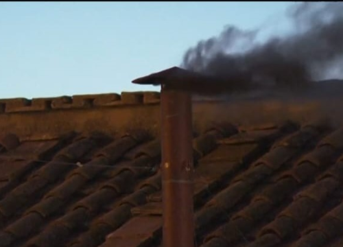 Iz Sikstinske kapele izašao crni dim. Papa nije izabran