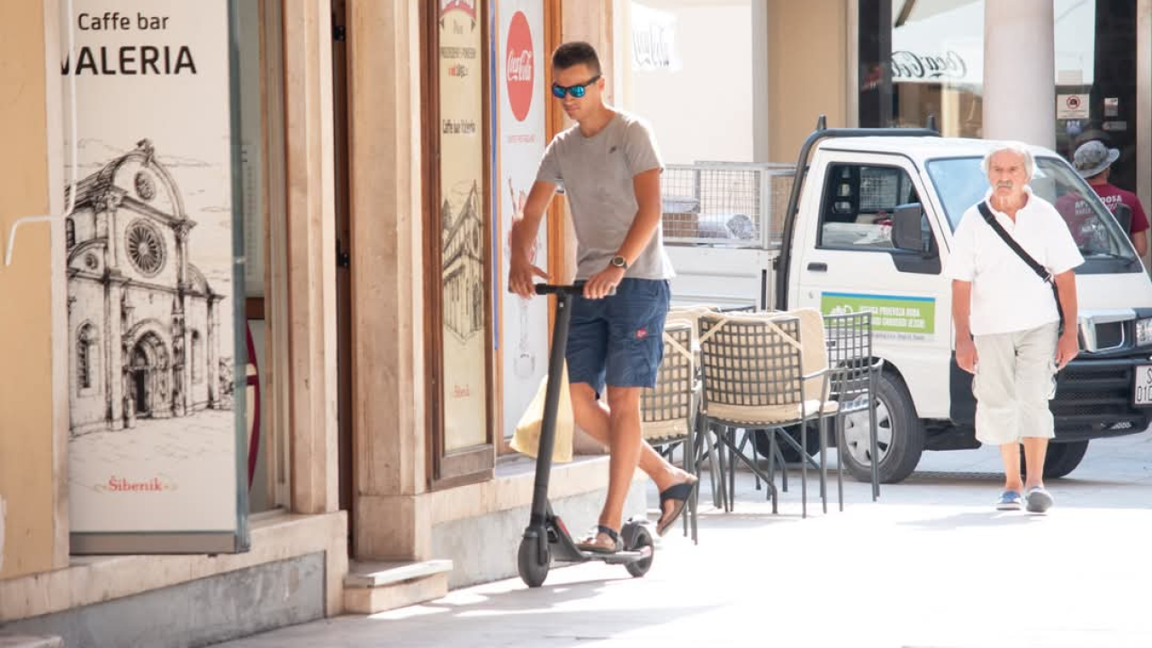 Šibenska policija upozorava: Nepropisna vožnja romobila može skupo koštati