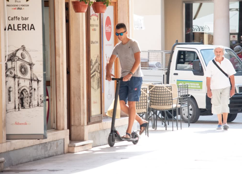 Šibenska policija upozorava: Nepropisna vožnja romobila može skupo koštati