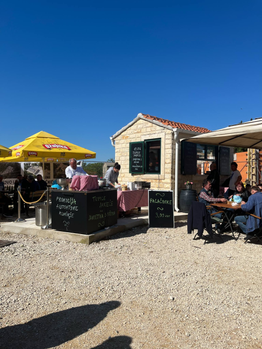 Mirisi janjca i šušur tradicije: Ekipa ŠibenikIN-a jutros na benkovačkom sajmu