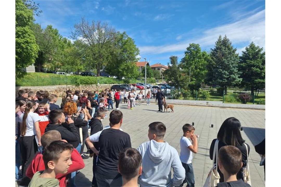 U Kninu predstavljen projekt 'Zdrav za pet': Učenici isprobali 'pijane naočale' i učili o ekologiji