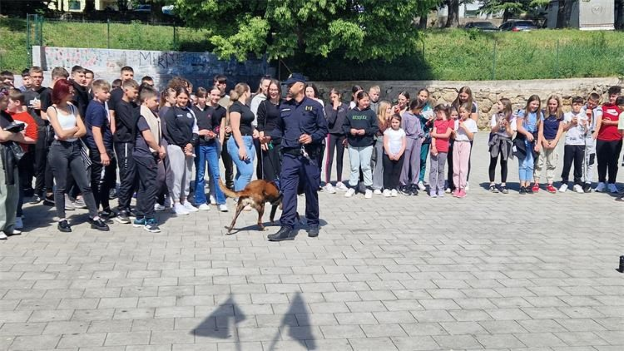 U Kninu predstavljen projekt 'Zdrav za pet': Učenici isprobali 'pijane naočale' i učili o ekologiji