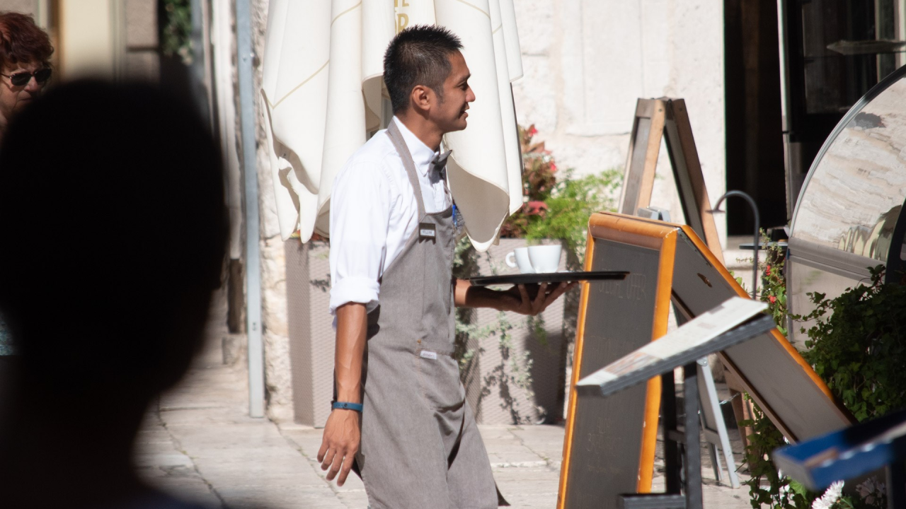 Ugostitelji zabrinuti: ‘Moramo se okrenuti domaćoj radnoj snazi i podizati kvalitetu usluga’