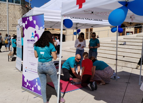 Fotografija 5 - Studij sestrinstva u Šibeniku slavi drugi rođendan: Mjerio se tlak i šećer, vježbala se prva pomoć