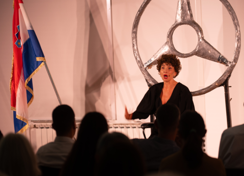 Fotografija 2 - Paško Rakić Kninu poklonio kazališnu večer umjesto političkog skupa