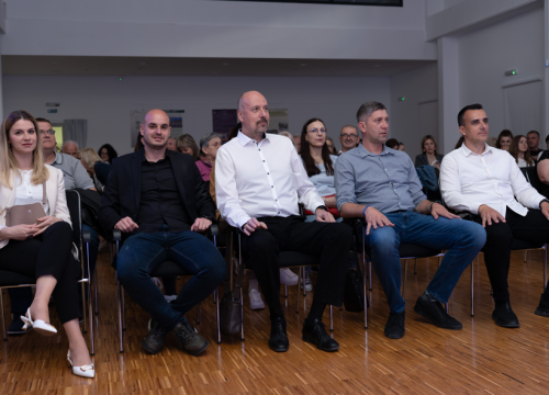 Fotografija 6 - Paško Rakić Kninu poklonio kazališnu večer umjesto političkog skupa