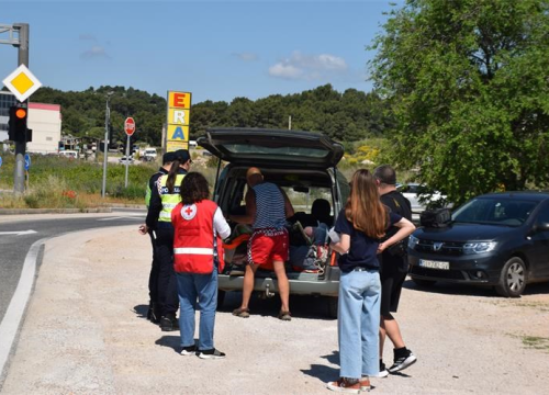 Fotografija 1 - Održana akcija '5 do 12': Policija dijelila kutije prve pomoći i nagradila uzorne vozače