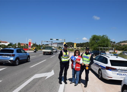 Fotografija 3 - Održana akcija '5 do 12': Policija dijelila kutije prve pomoći i nagradila uzorne vozače