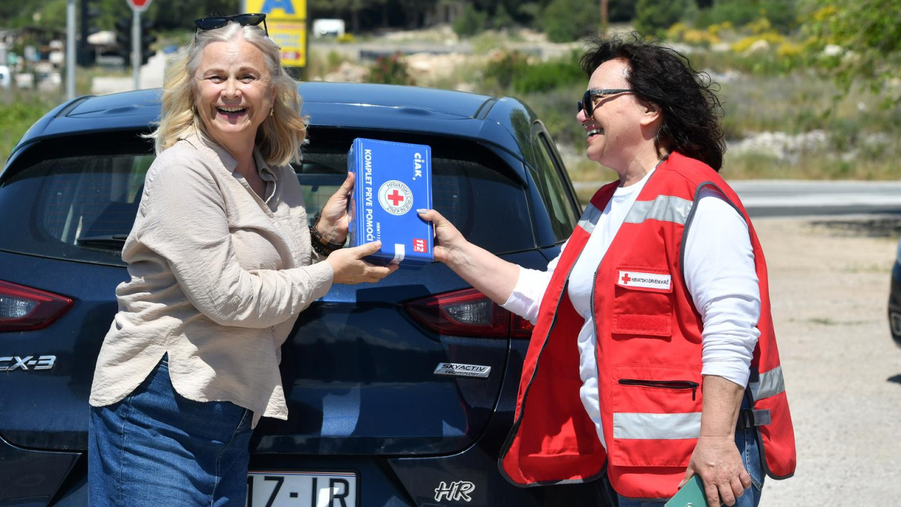 Održana akcija '5 do 12': Policija dijelila kutije prve pomoći i nagradila uzorne vozače