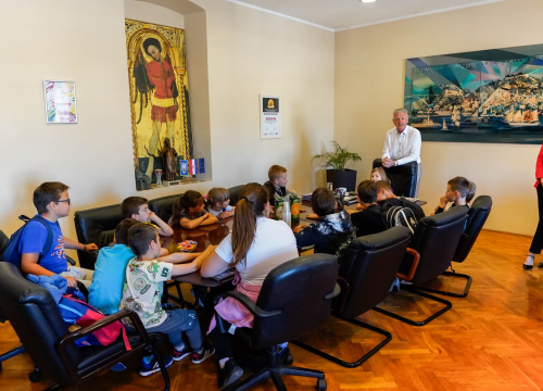 Fotografija 11 - Školarci iz Brodarice i Grebaštice posjetili šibensku gradsku upravu