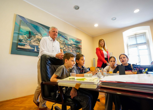 Fotografija 2 - Školarci iz Brodarice i Grebaštice posjetili šibensku gradsku upravu