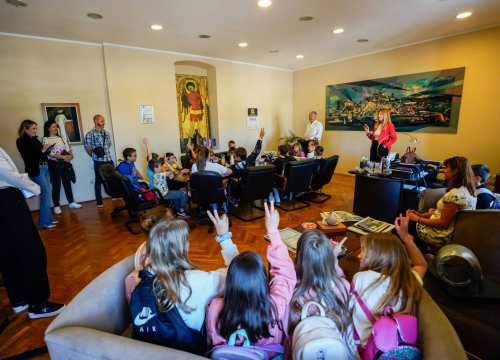 Fotografija 7 - Školarci iz Brodarice i Grebaštice posjetili šibensku gradsku upravu