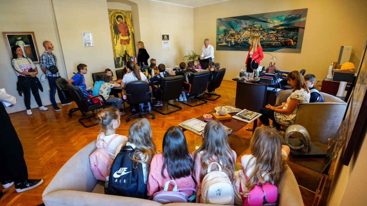 Radoznali školarci iz Brodarice i Grebaštice posjetili šibensku gradsku upravu