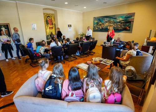 Radoznali školarci iz Brodarice i Grebaštice posjetili šibensku gradsku upravu