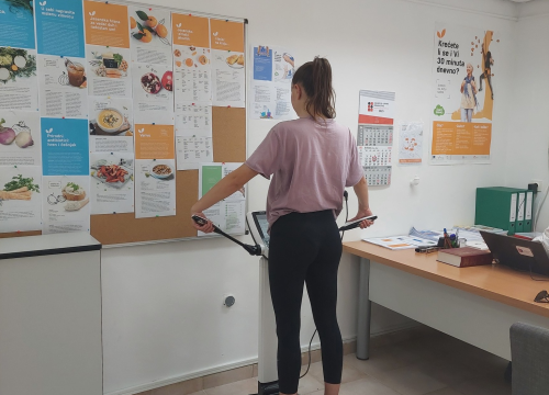 Fotografija 2 - Učenice Medicinske škole sudjelovale u obilježavanju Hrvatskog dana šećerne bolesti