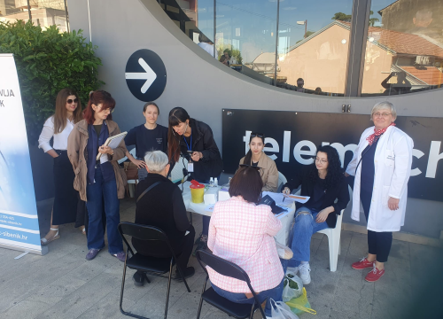 Fotografija 3 - Učenice Medicinske škole sudjelovale u obilježavanju Hrvatskog dana šećerne bolesti