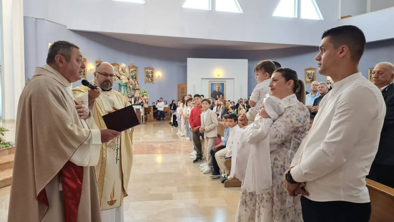 U Kistanjama krštena mala Katarina, deveto dijete obitelji Antić: 'Budite hrabri svjedoci Božje ljubavi'