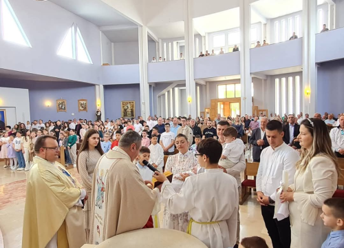 Fotografija 5 - U Kistanjama krštena Katarina, deveto dijete obitelji Antić: 'Budite hrabri svjedoci Božje ljubavi'