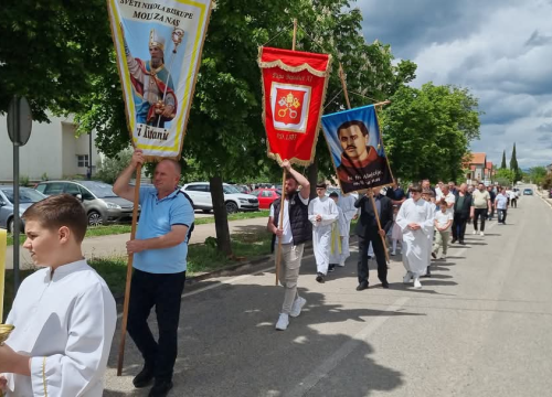 Fotografija 3 - U Kistanjama krštena Katarina, deveto dijete obitelji Antić: 'Budite hrabri svjedoci Božje ljubavi'