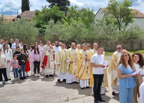 Fotografija 7 - U Kistanjama krštena Katarina, deveto dijete obitelji Antić: 'Budite hrabri svjedoci Božje ljubavi'