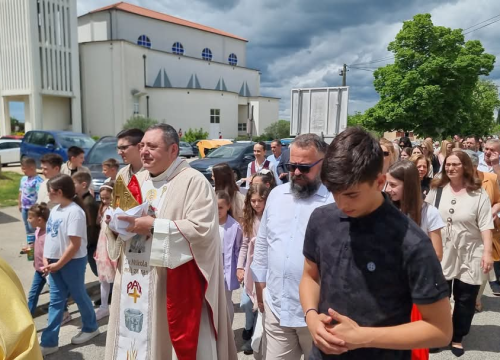 Fotografija 6 - U Kistanjama krštena Katarina, deveto dijete obitelji Antić: 'Budite hrabri svjedoci Božje ljubavi'