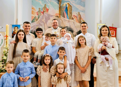 Fotografija 9 - U Kistanjama krštena Katarina, deveto dijete obitelji Antić: 'Budite hrabri svjedoci Božje ljubavi'